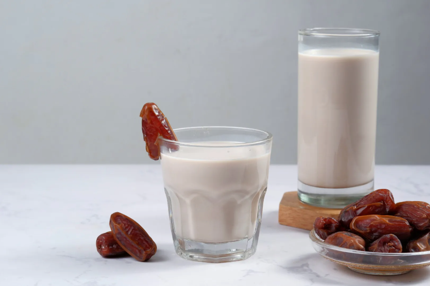 Opskrift: Mælkekefir med dadler og sesam