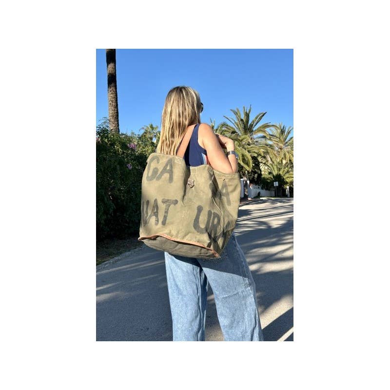 RETRO RR38 oversized tote-taske set bagfra på model ved en palmeallé