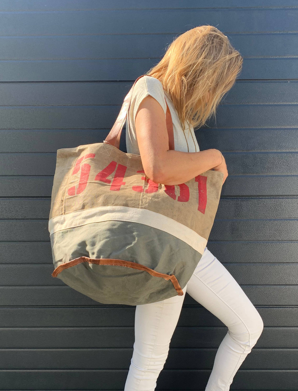 RETRO SNR7 tote-taske over skulderen med rødt talprint og rund bund