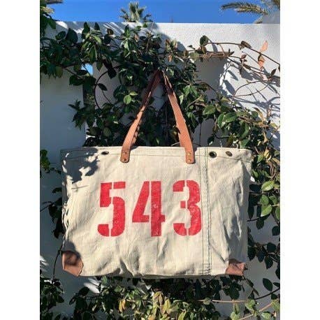 SKYLAR SK2 med rødt 543-print vist mod grønne planter