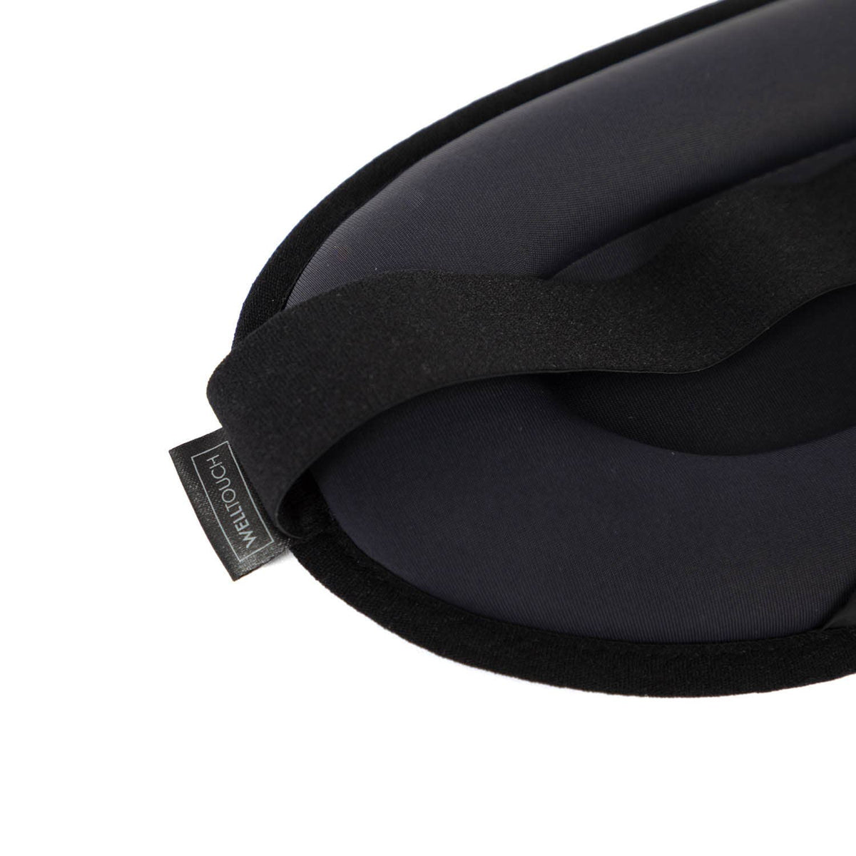 Detalj av rem och vaddering på WellTouch sovmask – svart