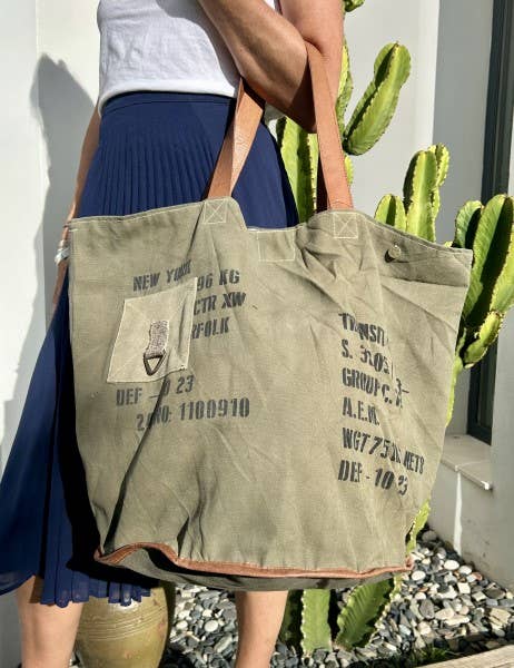 RETRO RR35 tote-taske i genanvendt lærred – båret over skulderen på model