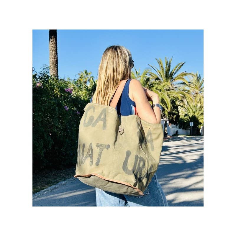 RETRO RR38 stor skulderbåret tote-taske med afrundet bund på udendørs modelbillede