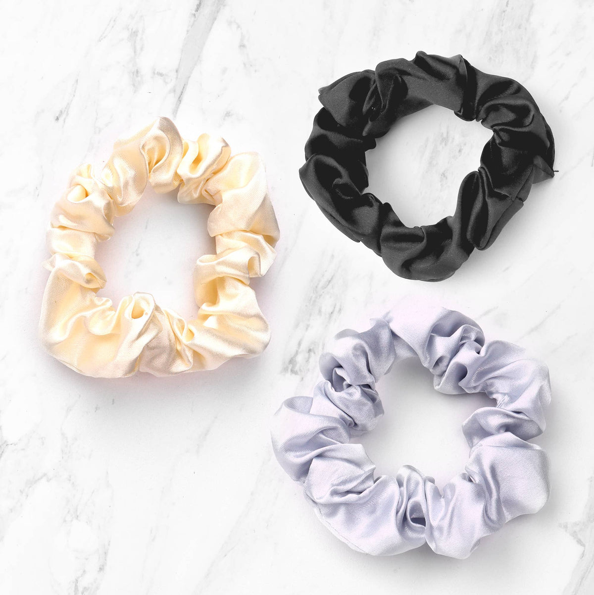Myga scrunchies – 3 st. i silver, vitt och svart