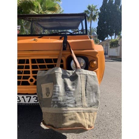 RETRO RR29 tote-taske vist forfra ved en orange bil