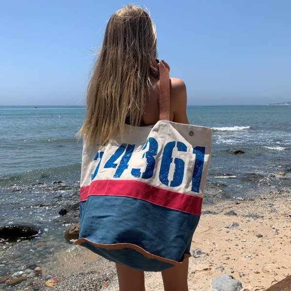 KOBE SNR3 stor tote-taske med blåt talprint båret ved havet