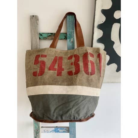 RETRO SNR7 tote-taske med rødt talprint hængende på en stige