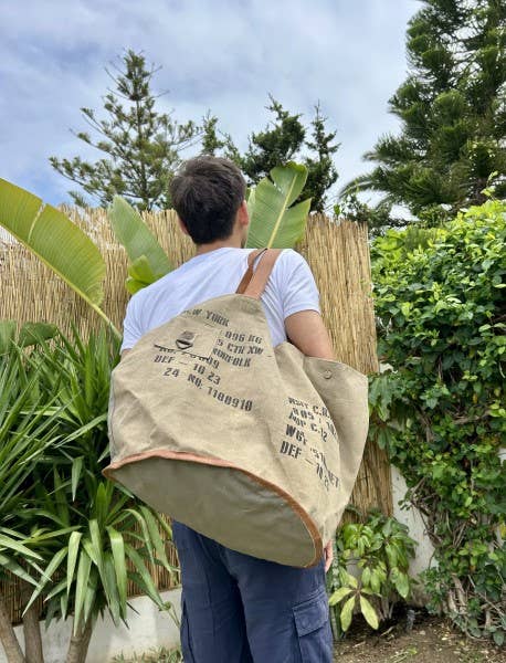 RETRO RR35 tote-taske i genanvendt lærred – set bagfra på model