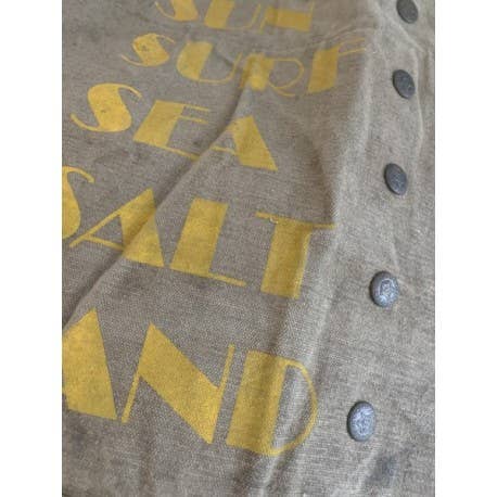RETRO RR30 tote-taske i lærred – detalje af gult print og metalknapper