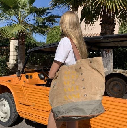 RETRO RR30 tote-taske i lærred – gult print og kontrastpanel på model