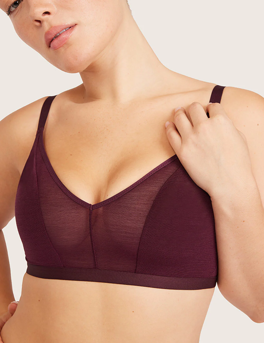 Boody FreeMesh Crop BH i farven Fig med transparent mesh og V-udskæring i nærbillede