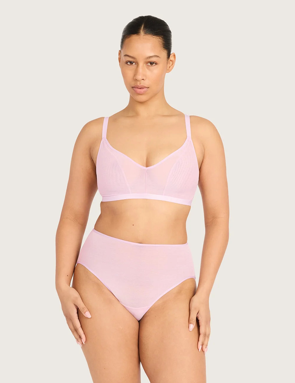 Boody FreeMesh® Crop BH i Pink Sorbet på model i helfigur