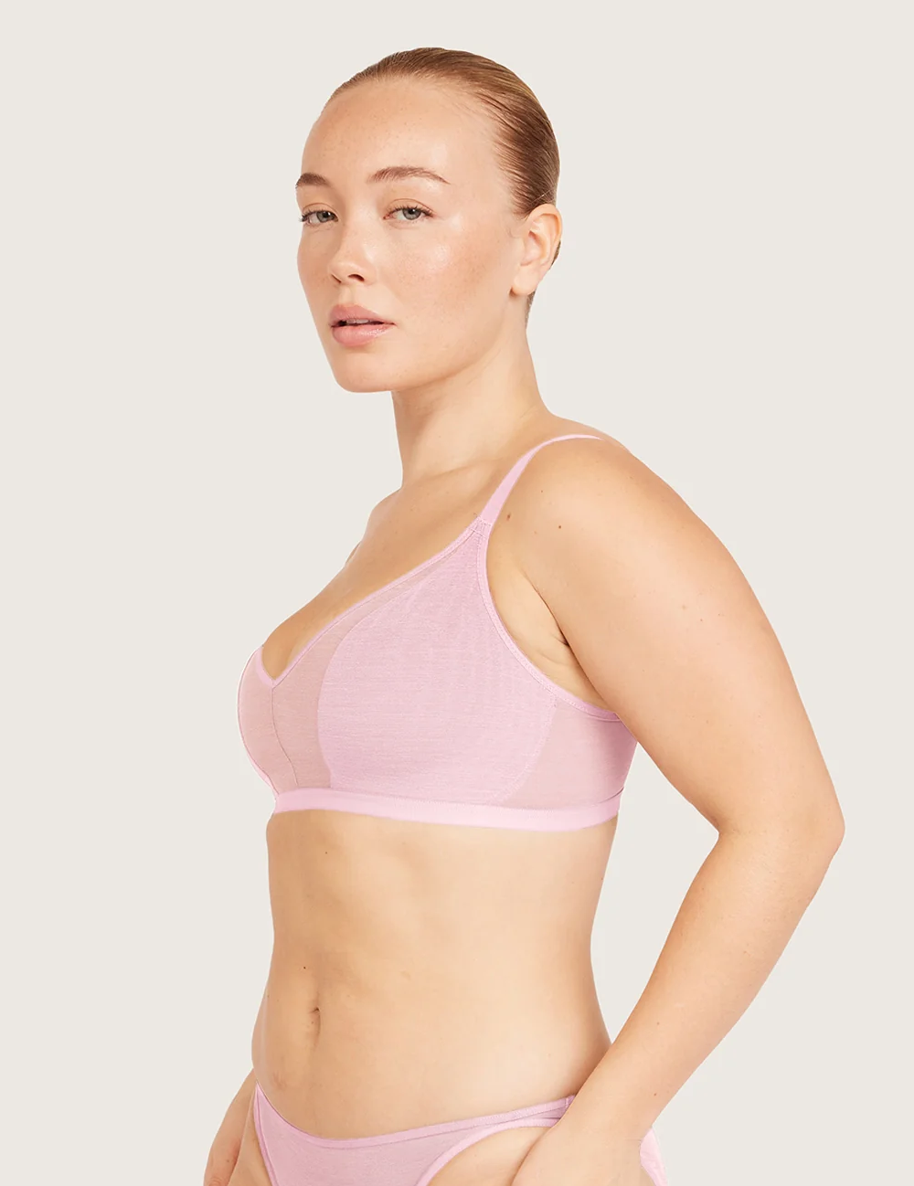 Boody FreeMesh® Crop BH i Pink Sorbet set fra siden på model