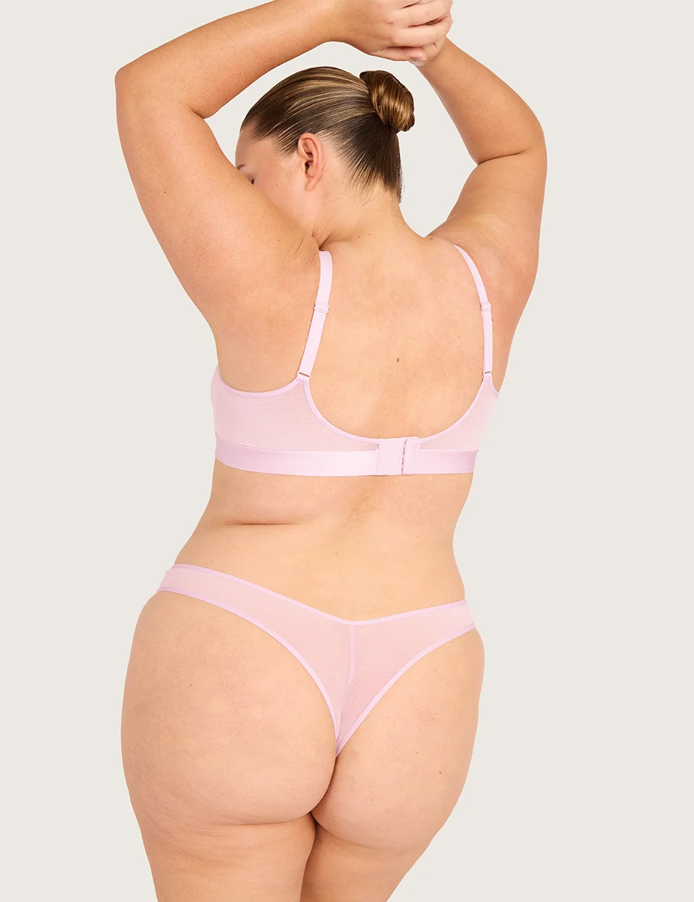 Boody FreeMesh® G-streng i Pink Sorbet – på model med matchende top