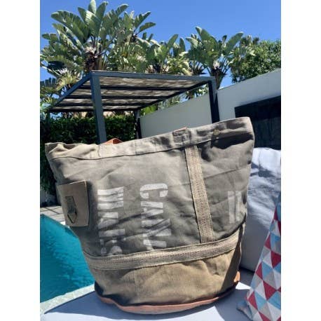 RETRO RR29 tote-taske med hvidt print ved en pool