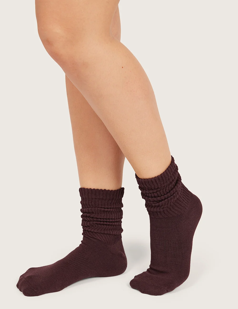 Boody Slouch bambustrumpor i Mulberry, sedda från sidan