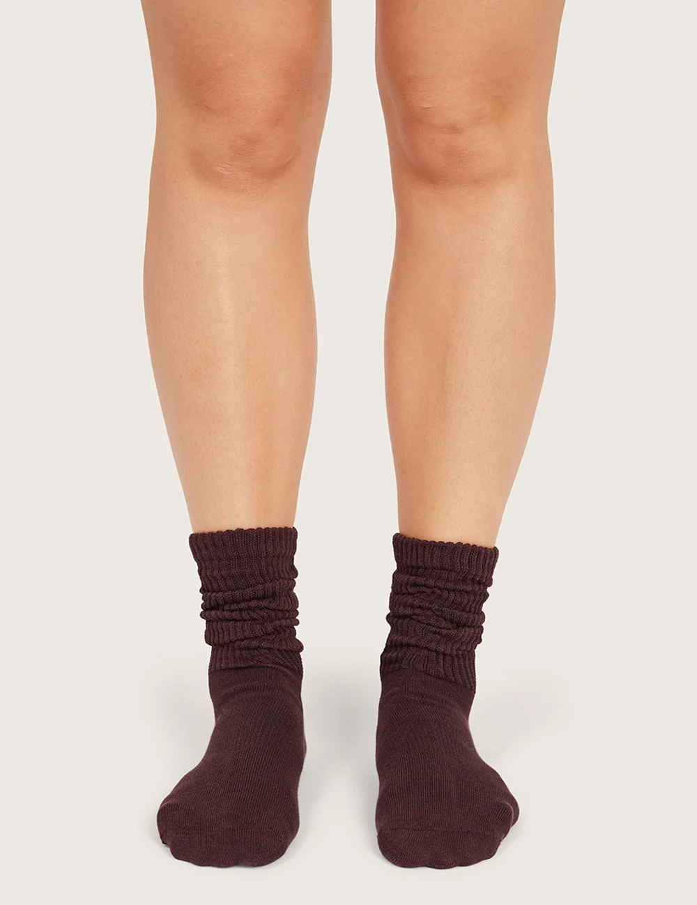 Boody Slouch bambustrumpor i Mulberry, sedda framifrån