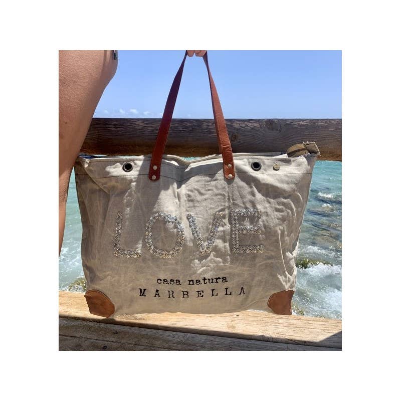 PRESTON SKYLAR lys tote-taske vist forfra ved havet