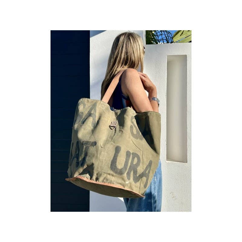 RETRO RR38 stor tote-taske båret ved siden af en hvid væg