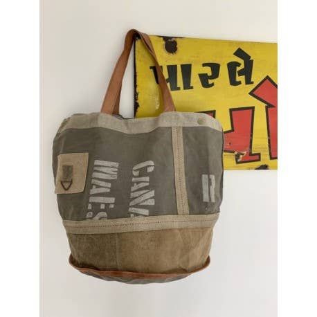 RETRO RR29 tote-taske i genanvendt lærred hængende på en væg