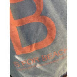 NR81 tote-taske i lærred – nærbillede af orange B is for beach-print