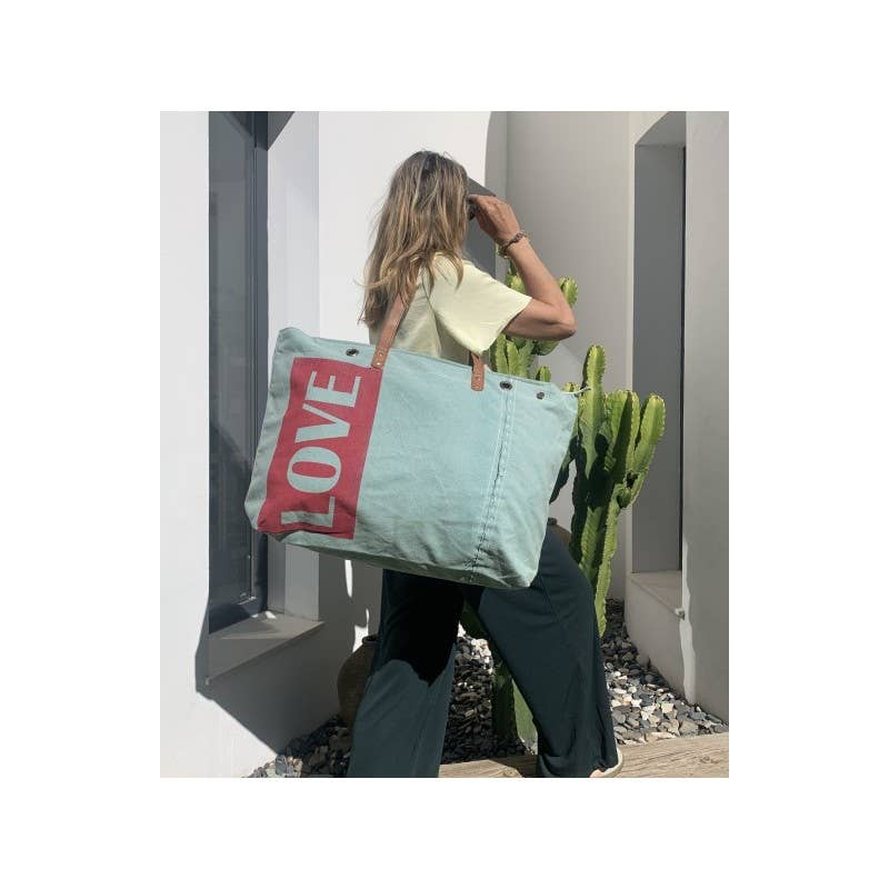 SKYLAR SK12 oversized tote-taske vist på model
