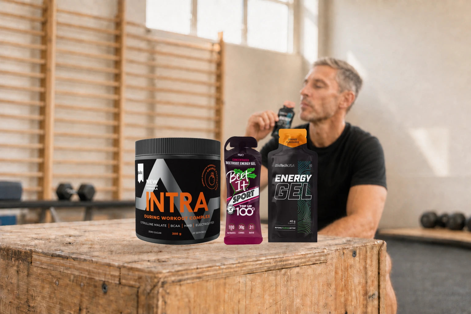 Energiprodukterna INTRA, Beet It Top Up och BioTechUSA Energy Gel i varmt studioljus