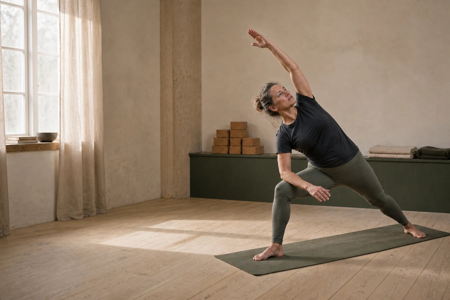 Kvinna utövar yoga vid en nordisk skogssjö